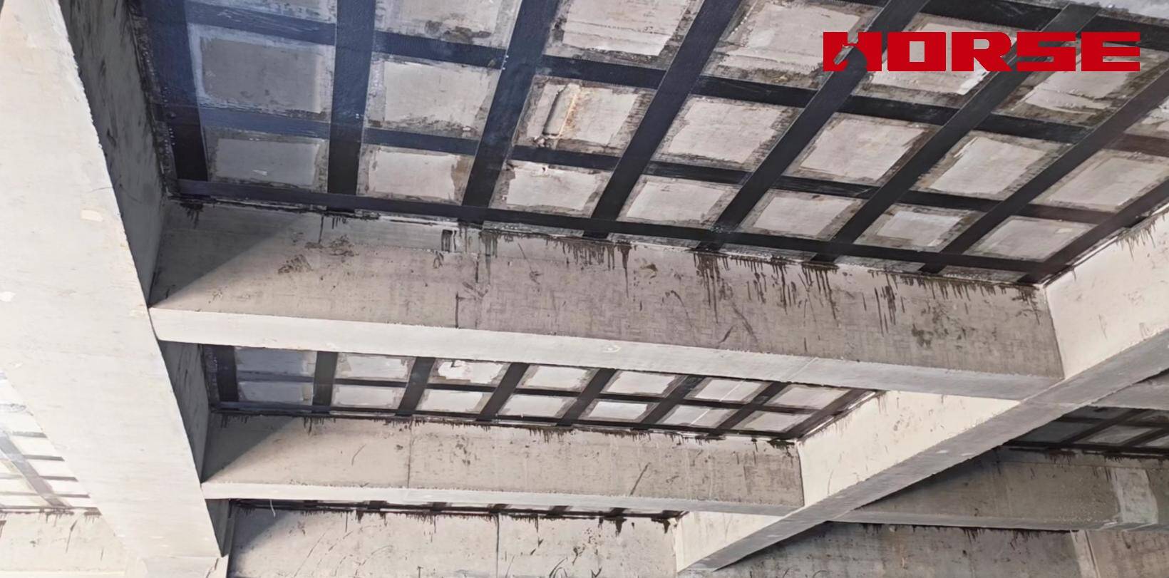 تحسين قدرة تحميل بلاطة الخرسانة باستخدام التقوية المركبة FRP