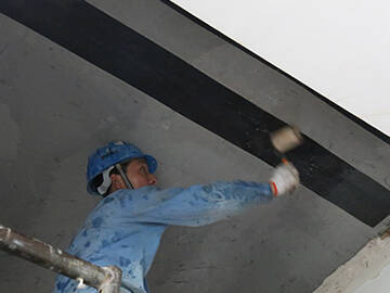 إصلاح شقوق البلاطة باستخدام نسيج ألياف الكربون