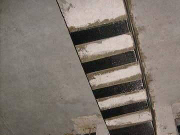 تعزيز شقوق الأرضية في الطابق السفلي بألياف الكربون