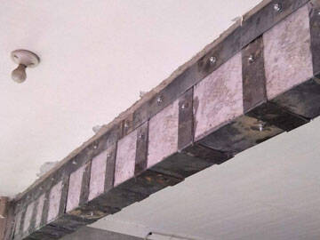 تعزيز الجزء السفلي من العارضة وسطحها عن طريق لصق ألواح فولاذية