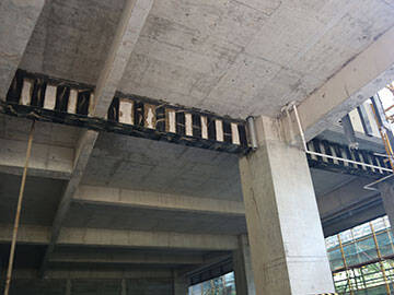 تم تعزيز شقوق عارضة الخرسانة بألياف الكربون